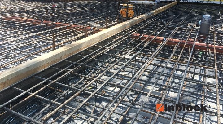 Dlaczego biała wanna tak często przecieka?