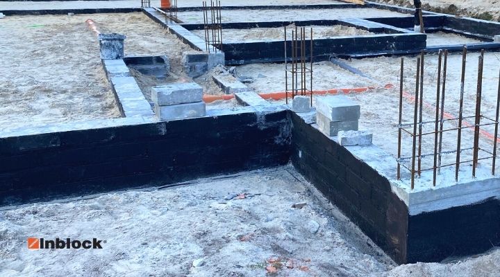 Zawilgocony mur z bloczka betonowego