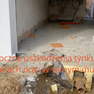 Widoczne uszkodzenia tynku na ścianach oraz w samym murze