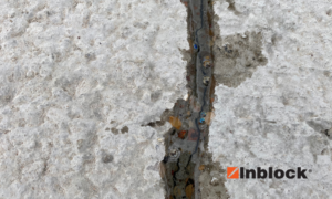 pęcherzyki powietrza wypływają przez żywicę epoksydową z rysy pęcherzyki powietrza wypływają przez żywicę epoksydową z rysy