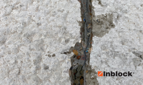 pęcherzyki powietrza wypływają przez żywicę epoksydową z rysy pęcherzyki powietrza wypływają przez żywicę epoksydową z rysy